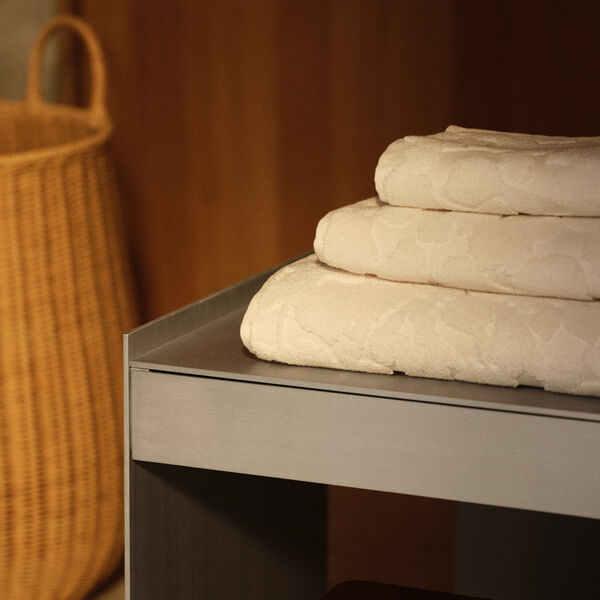 Cilla Bath Towel | Off-White | Badeh&aring;ndkle, Ferm Living