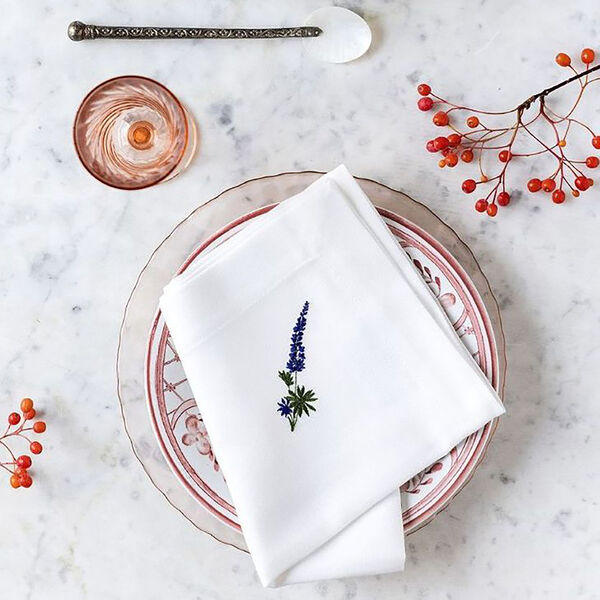 FLORA serviett med lupin 50x50 cm, hvit, Langkilde & S&oslash;n