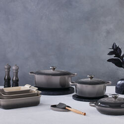 Oval gryteskjeholder, flint, Le Creuset