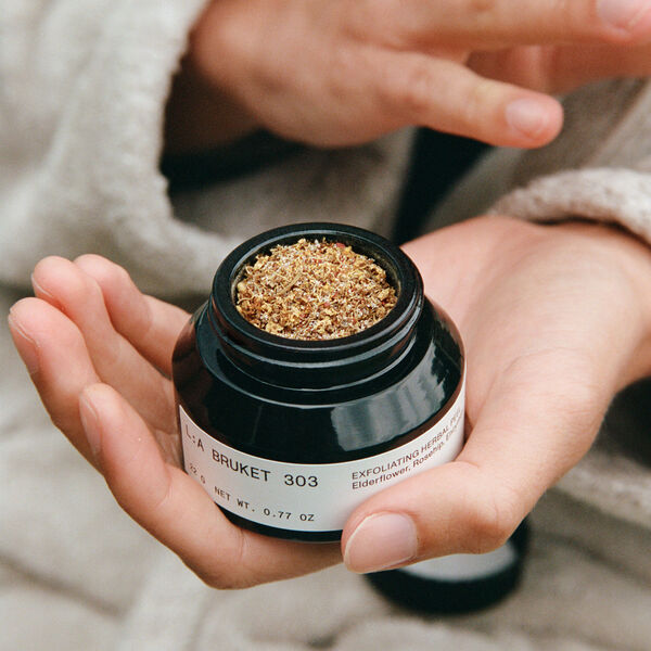No. 303 Exfolierende urtepeeling, hylleblomst/hypen/enzymer, L:a Bruket