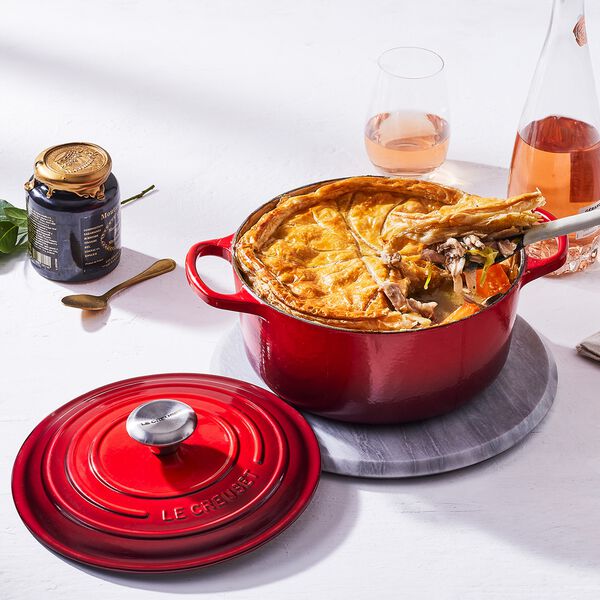 Signature st&oslash;pejern rund gryte &Oslash; 26 cm, cerise, Le Creuset
