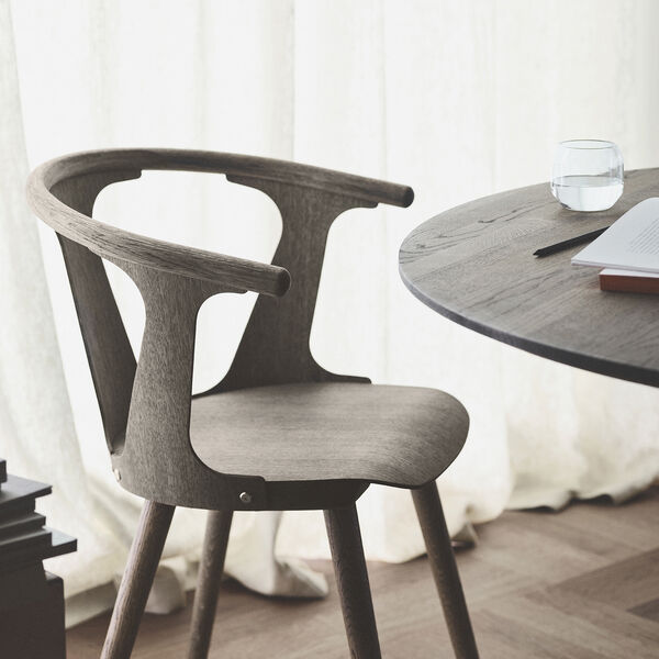 In Between SK1 stol, eik, &Tradition