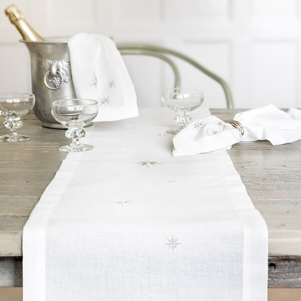 Hvit bordløper med sølvstjerner Hvit bordløper med sølvstjerner, Langkilde & Søn