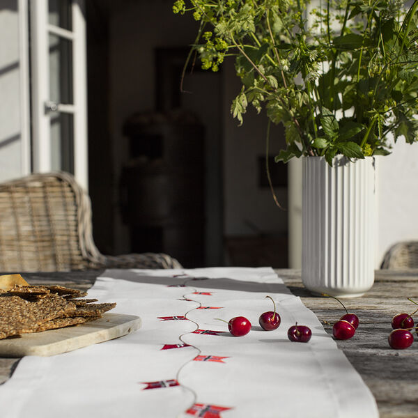 Bordløper med norske flagg, hvit, Langkilde & Søn