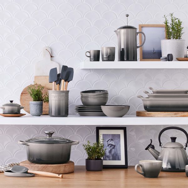 Signature st&oslash;pejern rund gryte &Oslash; 24 cm, flint, Le Creuset