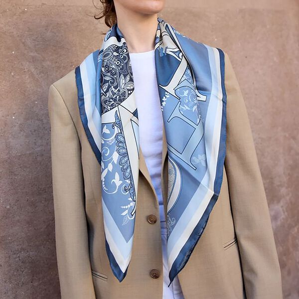 MONOGRAM&nbsp;Skjerf, bl&aring;, Bella Ballou