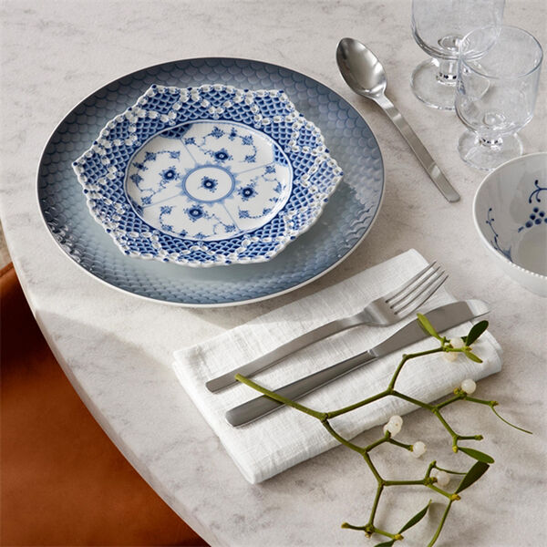 Musselmalt Helblonde tallerken med sk&aring;ret kant &Oslash; 21 cm, Royal Copenhagen