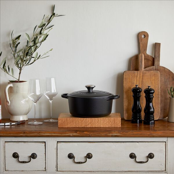 Signature st&oslash;pejern rund gryte &Oslash; 24 cm, matte black, Le Creuset