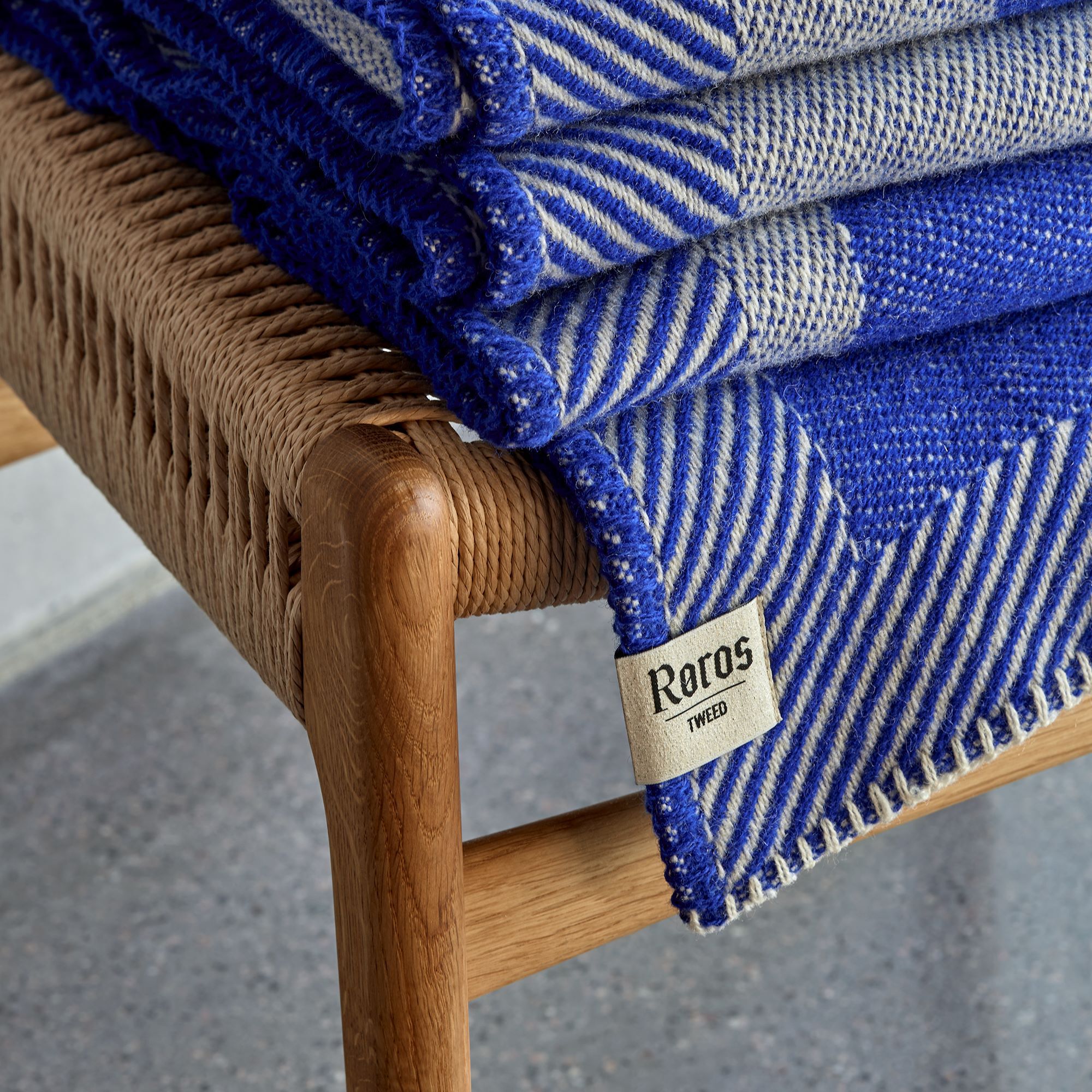 Kjøp House on the Hill Throw, blue fra Røros Tweed
