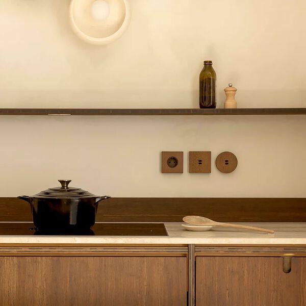 KLOSS Stikkontakt Kvadrat, varm eik, Kjaer + Loege