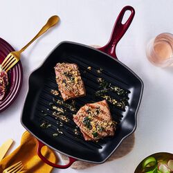 Signature st&oslash;pejern kvadratisk grillpanne 26 cm, garnet, Le Creuset