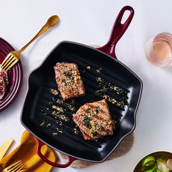 Signature st&oslash;pejern kvadratisk grillpanne 26 cm, garnet, Le Creuset