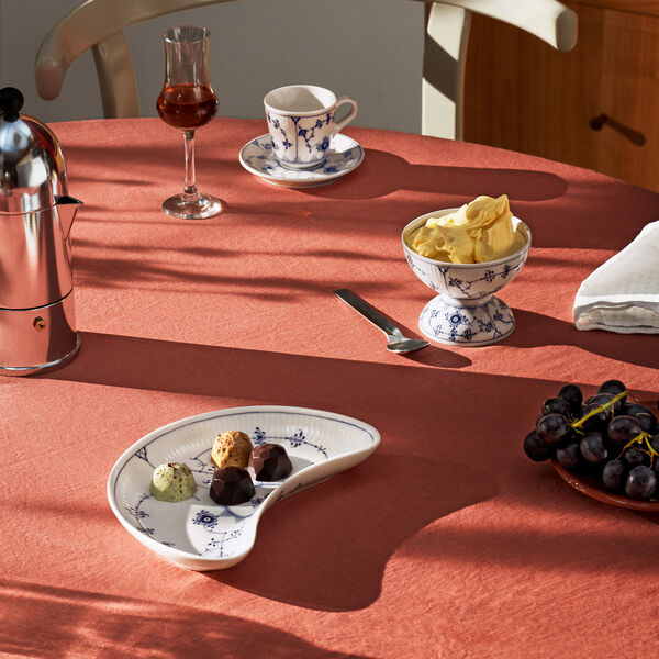 Musselmalt Riflet sk&aring;l p&aring; fot 8 cm, Royal Copenhagen