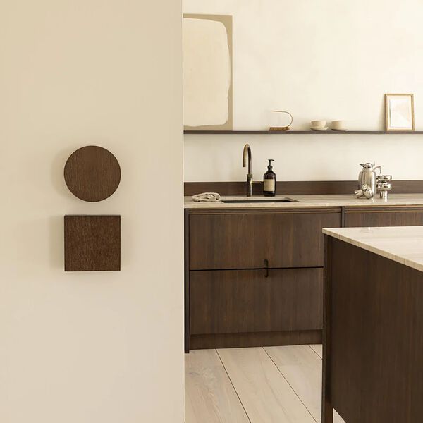 KLOSS Dobbel Lysbryter, varm eik, Kjaer + Loege