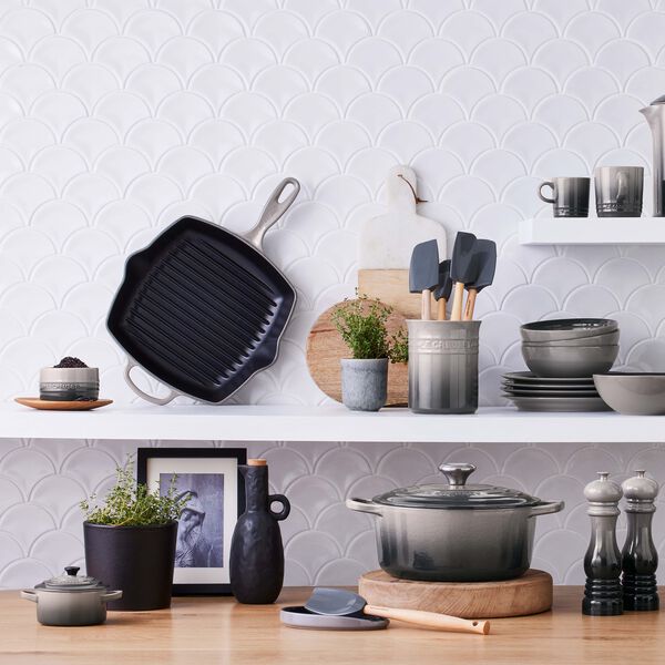 Signature st&oslash;pejern kvadratisk grillpanne 26 cm, flint, Le Creuset