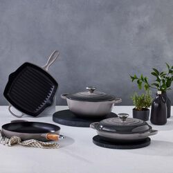 SIgnature st&oslash;pejern stekepanne med treh&aring;ndtak &Oslash; 28 cm, flint, Le Creuset