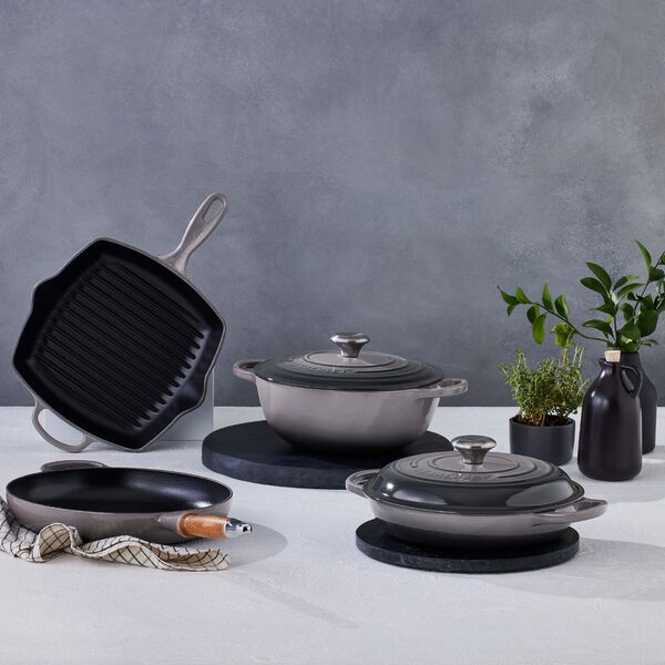 SIgnature st&oslash;pejern stekepanne med treh&aring;ndtak &Oslash; 28 cm, flint, Le Creuset