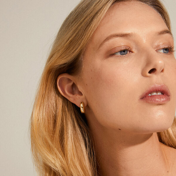 MINE Chunky Huggie hoops, gullbelagt, Pilgrim