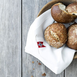 Serviett med norsk flagg, hvit, Langkilde & S&oslash;n