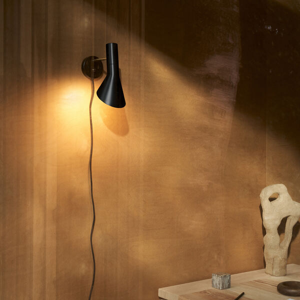 AJ vegglampe, brass/black, Louis Poulsen