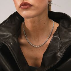 Flower Chain, s&oslash;lv, WHO IS SHE