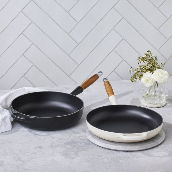 Signature st&oslash;pejern stekepanne med treh&aring;ndtak &Oslash; 28 cm, meringue, Le Creuset