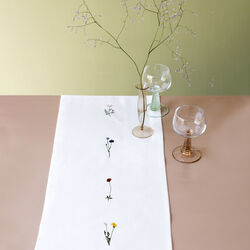 FLORA bordløper med ville blomster, hvit, Langkilde & Søn