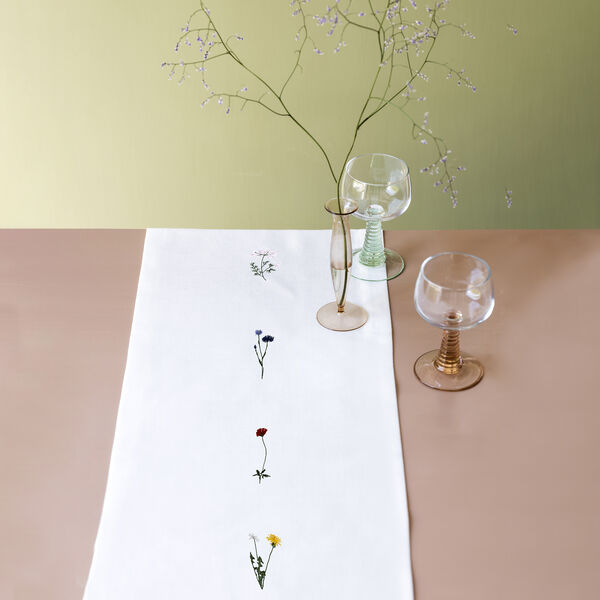 FLORA bordløper med ville blomster, hvit, Langkilde & Søn