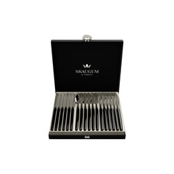 Gavesett 18 deler, sort, Skaugum of Norway