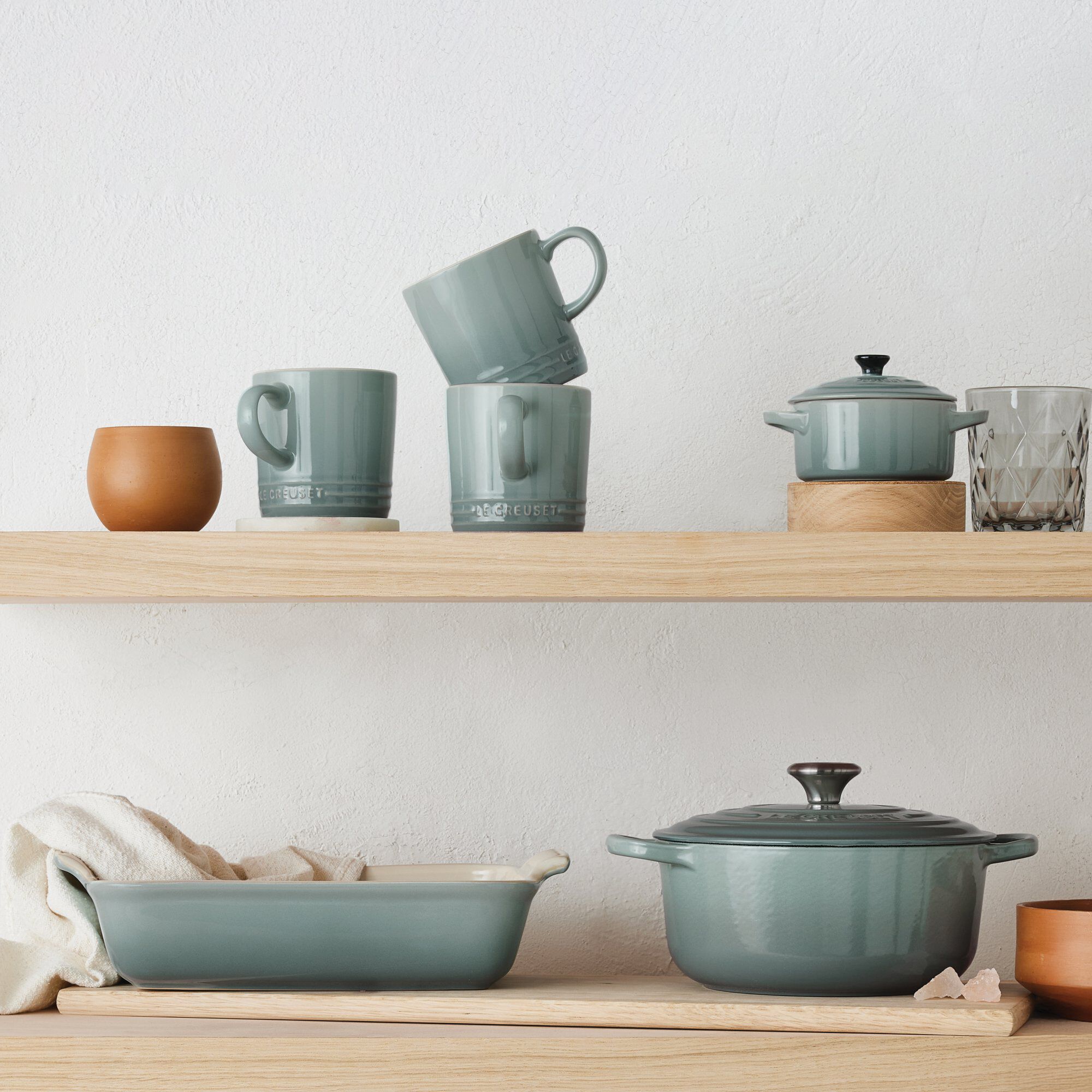 Kjøp Signature støpejern rund gryte Ø 20 cm, havsalt fra Le Creuset
