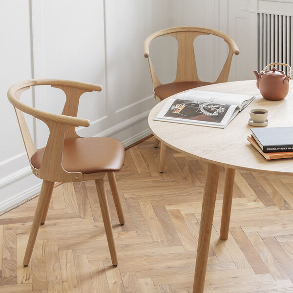 In Between SK2 stol, eik/cognac, &Tradition