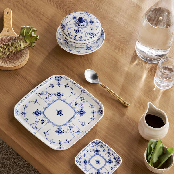 Musselmalt Halvblonde sk&aring;l med lokk og underkopp 30 cl, Royal Copenhagen