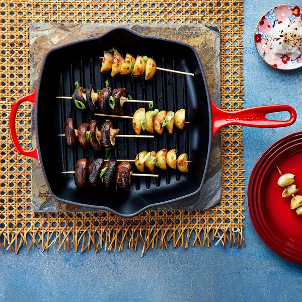 Signature st&oslash;pejern kvadratisk grillpanne 26 cm, cerise, Le Creuset