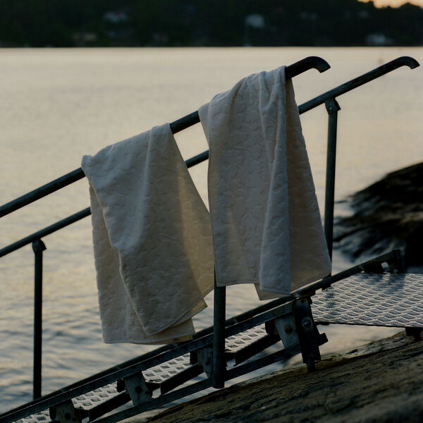 Cilla Bath Towel | Off-White | Badeh&aring;ndkle, Ferm Living