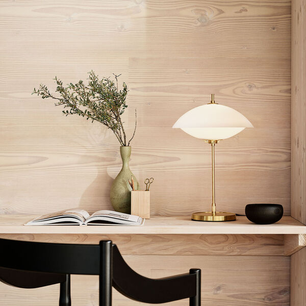 Clam™ Table Lamp, opal/brass, Fritz Hansen