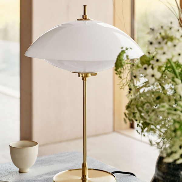 Clam™ Table Lamp, opal/brass, Fritz Hansen