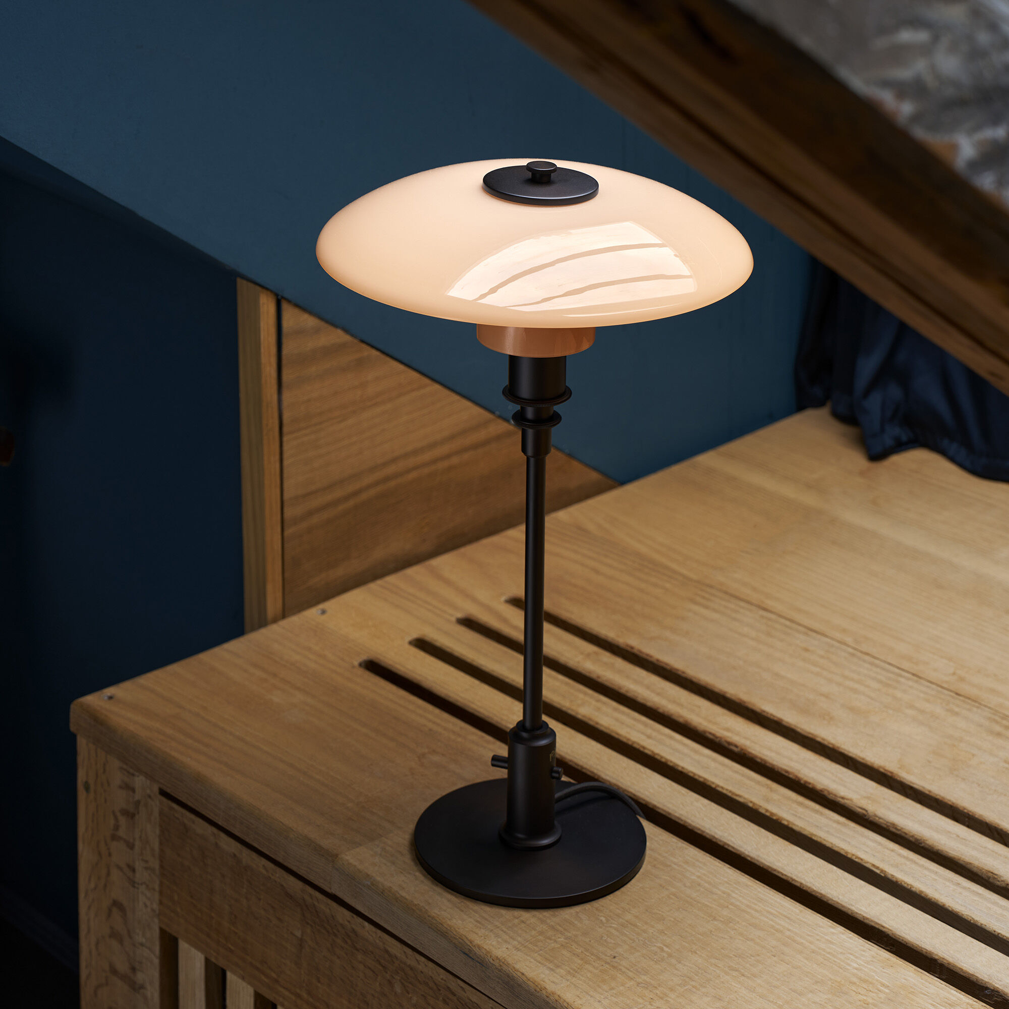 Kjøp PH 3/2 Dusty Terracotta Limited Edition bordlampe fra Louis