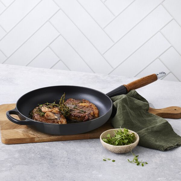 SIgnature st&oslash;pejern stekepanne med treh&aring;ndtak &Oslash; 28 cm, matte black, Le Creuset