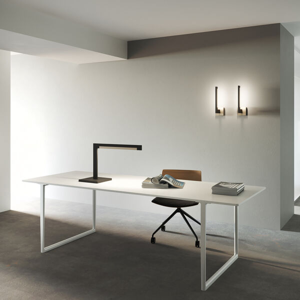 INLAY T2 LINEAR bordlampe, matt black/satin gold, LIGHT-POINT