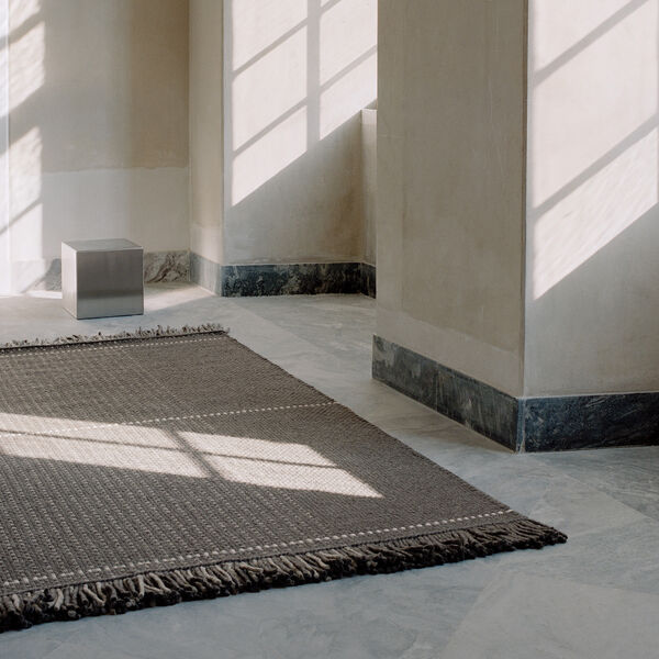 Awakened Mind gulvteppe, charcoal, Linie Design