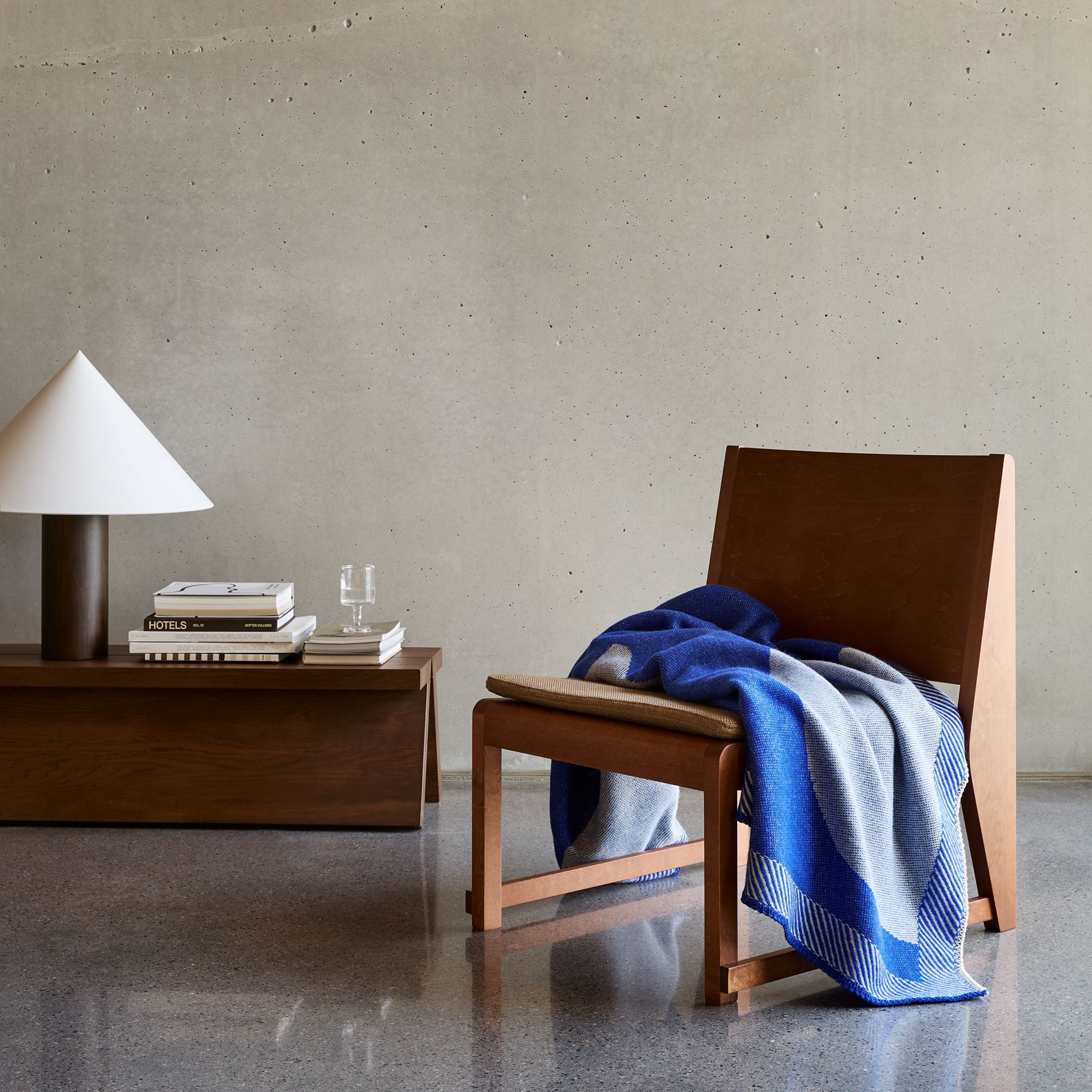Kjøp House on the Hill Throw, blue fra Røros Tweed