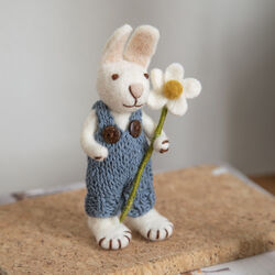 Hvit kanin med bl&aring; bukser og Marguerite, Gry & Sif
