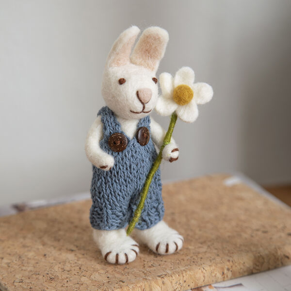 Hvit kanin med bl&aring; bukser og Marguerite, Gry & Sif