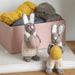 Gr&aring; kanin med lysegr&aring; kjole og lavendelegg, Gry & Sif