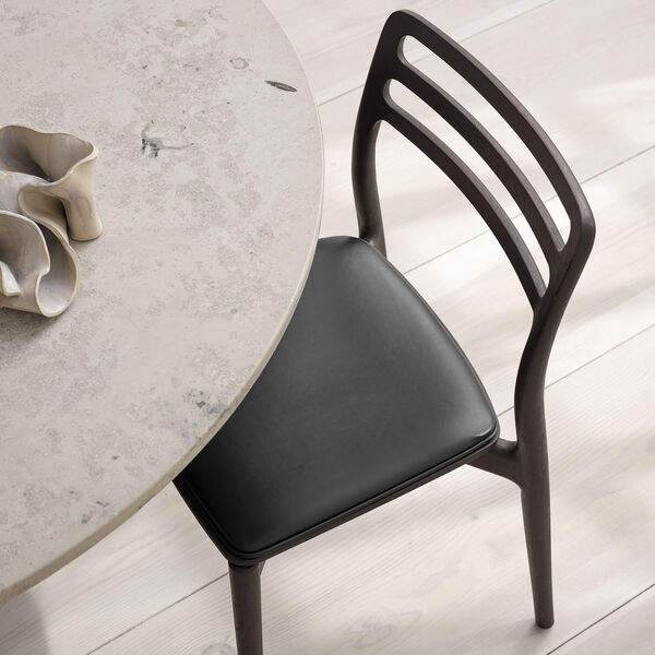 Vipp481 Cabin spisebordsstol, mørkbeiset eik/sort Vipp481 Cabin spisebordsstol, mørkbeiset eik/sort, Vipp