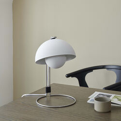 Flowerpot VP4 bordlampe, matt hvit Flowerpot VP4 bordlampe, matt hvit, &Tradition