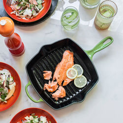 Signature st&oslash;pejern kvadratisk grillpanne 26 cm, bamboo green, Le Creuset