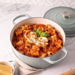 Signature st&oslash;pejern rund gryte &Oslash; 28 cm, sea salt, Le Creuset