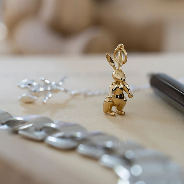Kaninen i 18 karat forgylt s&oslash;lv med kjede, Kay Bojesen Jewelry