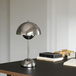 Flowerpot VP9 oppladbar bordlampe, krom Flowerpot VP9 oppladbar bordlampe, krom, &Tradition